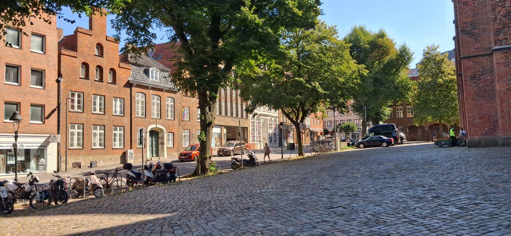 Mengstrasse, Lübeck - Août 2026 - La Marienkirche à droite, la façade blanche du N°4 au fond entre les arbres.
Photo (c) sonneur